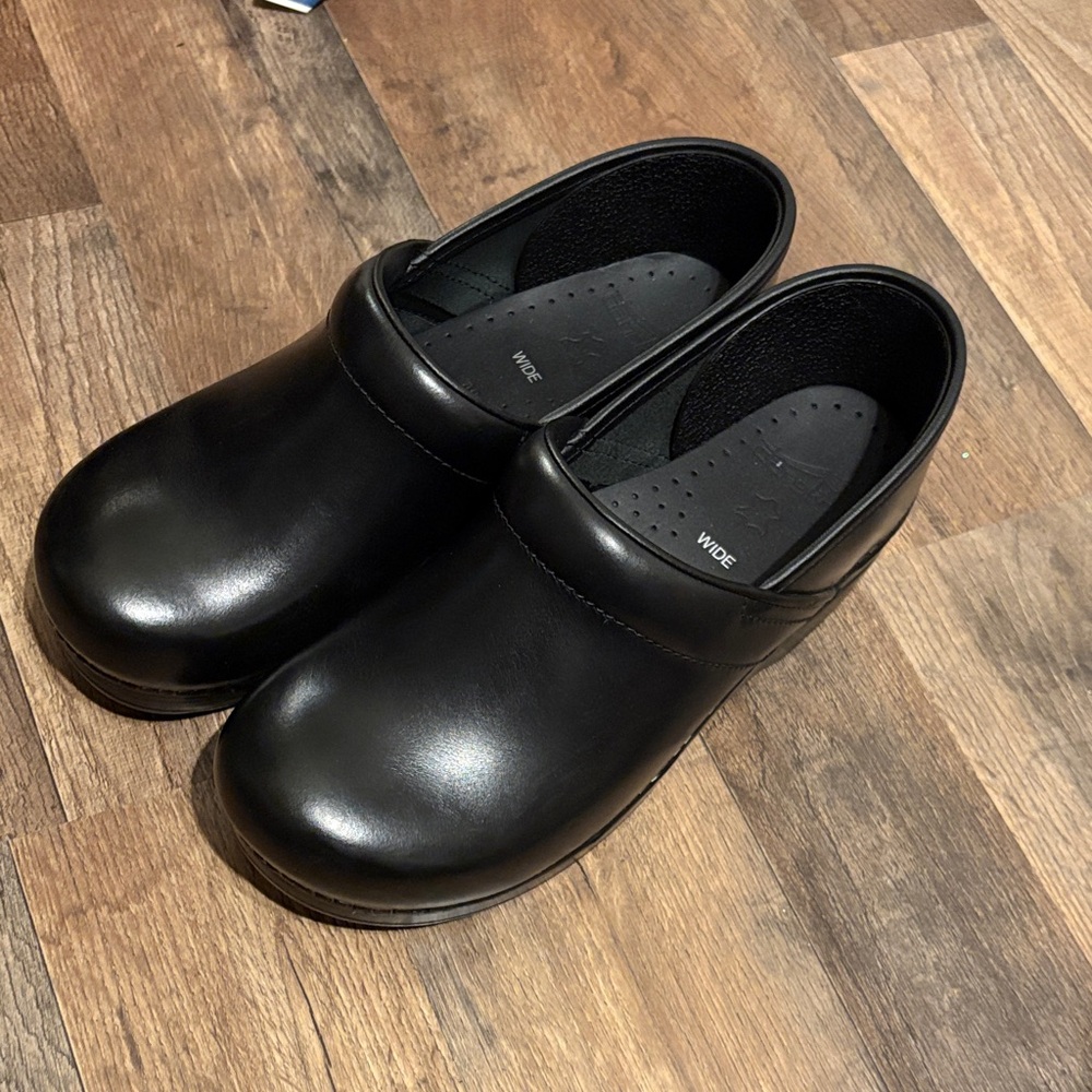 Dansko 9 Wide Black Clogs